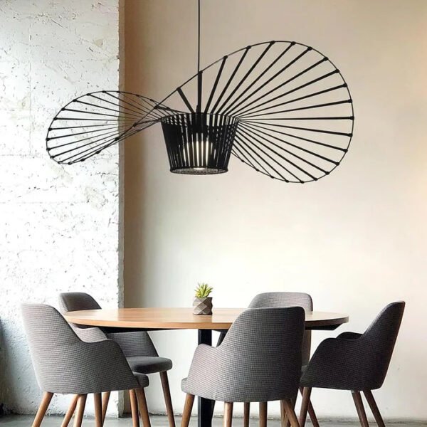 Czarna lampa wisząca o rzeźbiarskiej, spiralnej formie