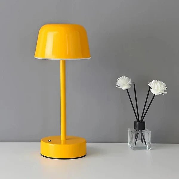 Żółta lampka stołowa LED z zasilaniem USB, Ø 12 × 28 cm