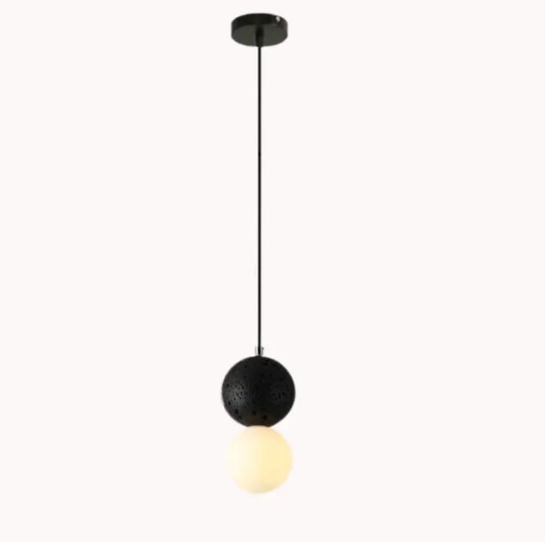 Czarna lampa wisząca z dwiema kulistymi formami