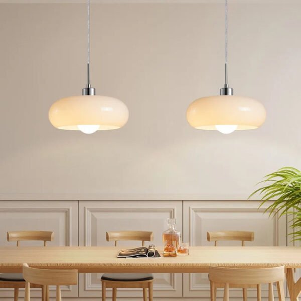 Biała lampa wisząca z zaokrąglonym kloszem w stylu retro