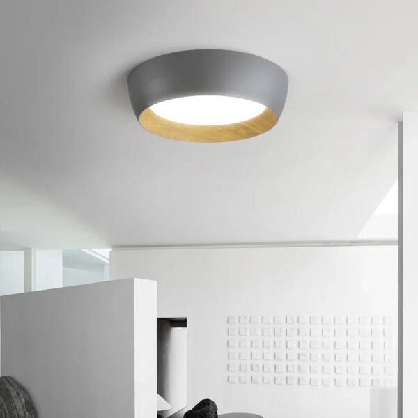 Szara okrągła lampa sufitowa LED z akcentem w odcieniu drewna