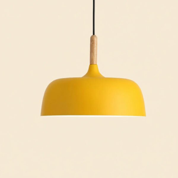 Żółta lampa wisząca z metalowym kloszem i drewnianym detalem 32 × 25 cm