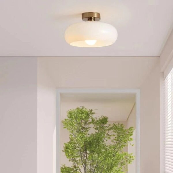 Biała lampa sufitowa z zaokrąglonym kloszem w stylu retro