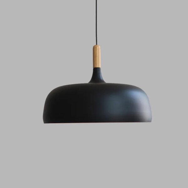Czarna lampa wisząca z metalowym kloszem i drewnianym detalem 32 × 25 cm