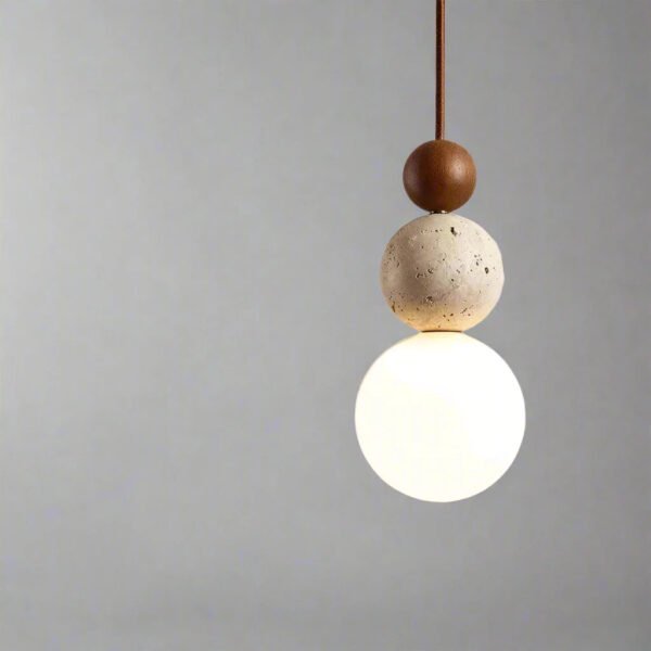 Lampa wisząca z mlecznym kloszem i ciemnym kulistym detalem