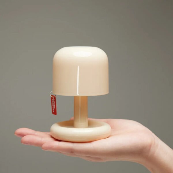 Kremowa przenośna lampka LED w kształcie grzybka, ładowana przez USB