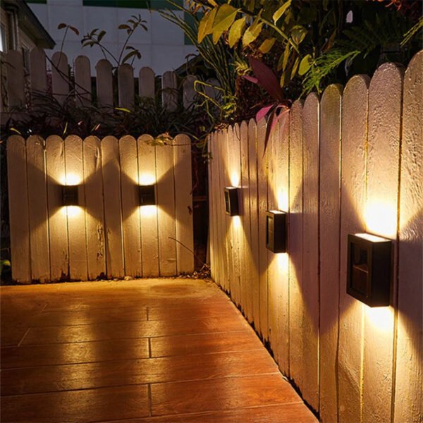 Zestaw 4 czarnych solarnych lamp ściennych LED – ciepłe światło