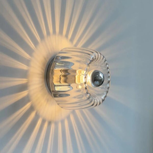 Srebrna lampa sufitowa ze szklanym kloszem i kryształowym wzorem