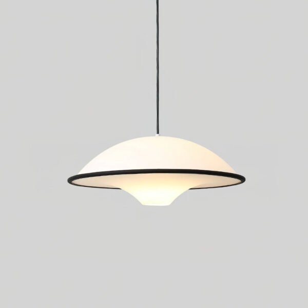 Lampa wisząca z kopułowym kloszem i czarną obręczą