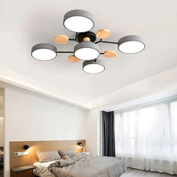 Szara wieloramienna lampa sufitowa LED z drewnianymi detalami