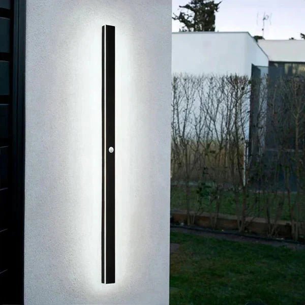 Pionowa lampa elewacyjna LED – ciepła barwa światła