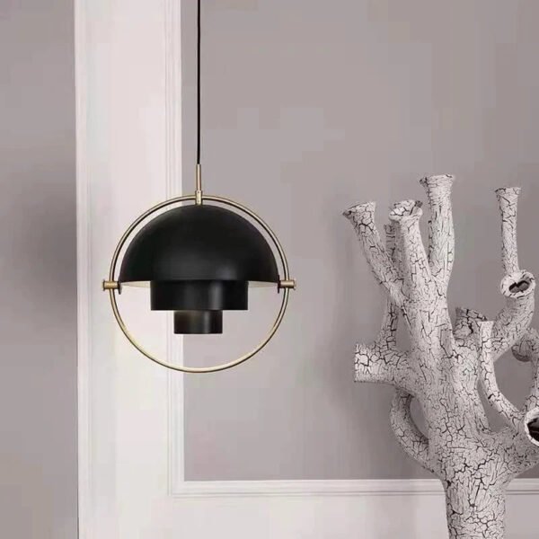 Czarna metalowa lampa wisząca z dekoracyjnym pierścieniem