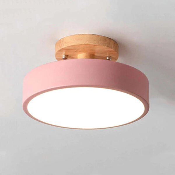 Różowa okrągła lampa sufitowa LED z drewnianą podstawą