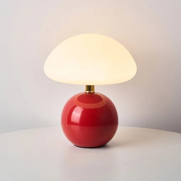 Czerwona lampa stołowa z kulistą podstawą i kloszem grzybkowym