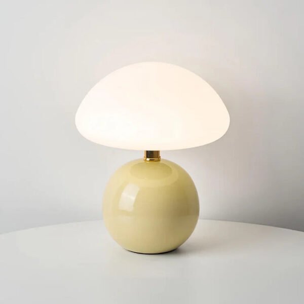 Zielona lampa stołowa z kulistą podstawą i kloszem grzybkowym