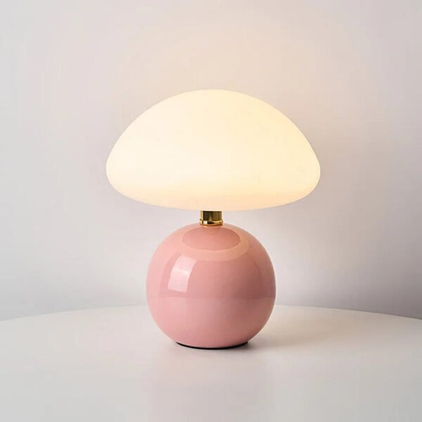 Różowa lampa stołowa z kulistą podstawą i kloszem grzybkowym