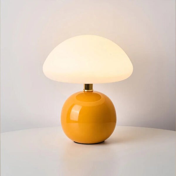 Pomarańczowa lampa stołowa z kulistą podstawą i kloszem grzybkowym