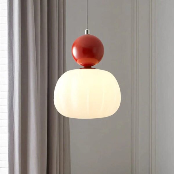 Czerwona lampa wisząca z mlecznym kloszem i ozdobną kulą