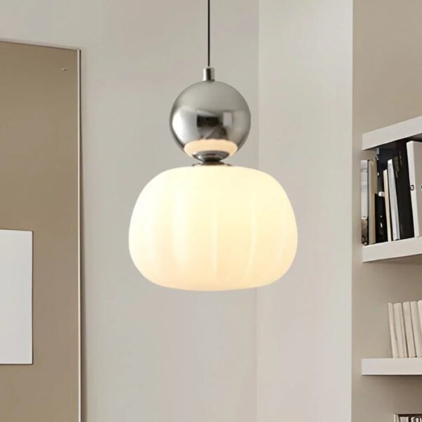 Srebrna lampa wisząca z mlecznym kloszem i ozdobną kulą