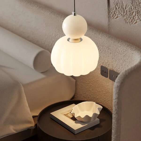Beżowa lampa wisząca z mlecznym kloszem i ozdobną kulą