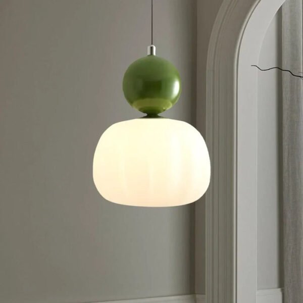 Zielona lampa wisząca z mlecznym kloszem i ozdobną kulą