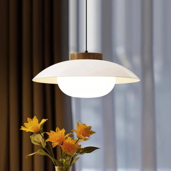 Biała lampa wisząca ze szkła, metalu i drewna, Ø 28 cm