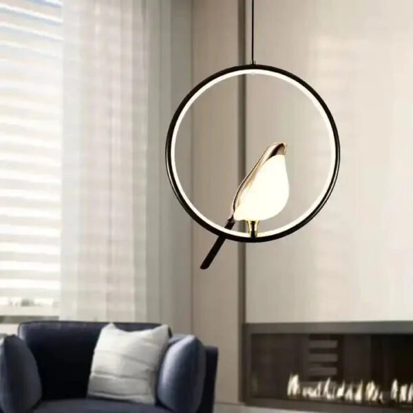 Wisząca lampa LED z czarną okrągłą ramą i motywem ptaka